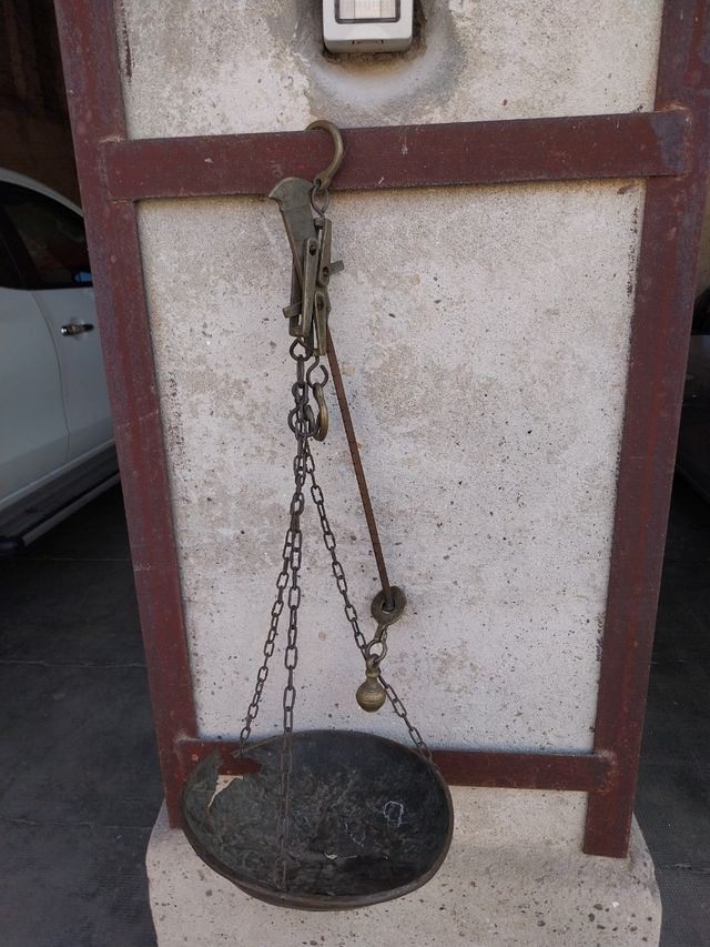 Antica bilancia in ottone