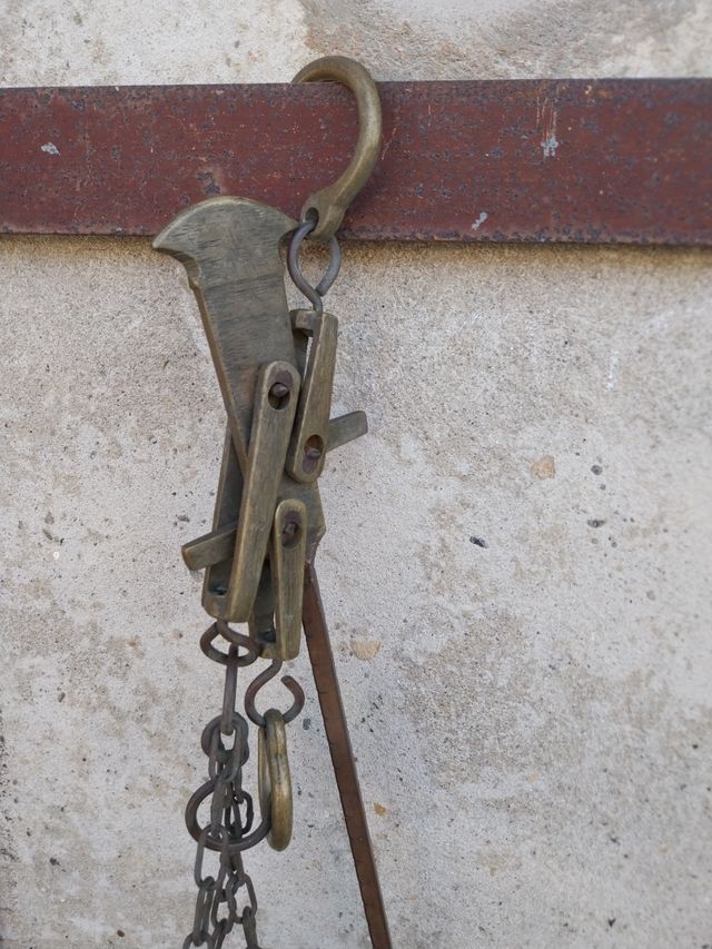 Antica bilancia in ottone