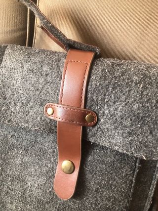 Maletín/ Funda portátil MOSISO gris y marrón. 