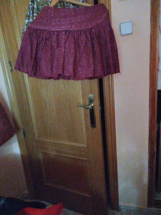 Falda con volantes burdeos