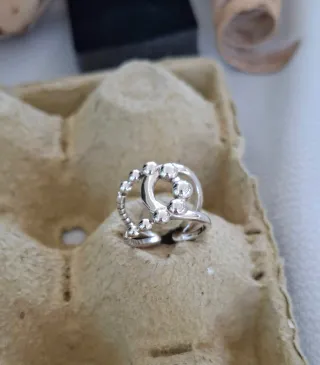 Anillo de plata con diseño de bolitas
