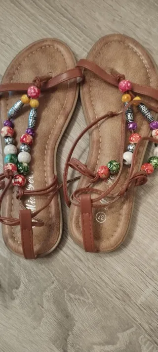 Sandalias de mujer con abalorios