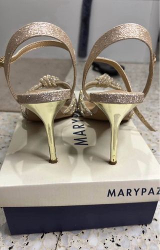 Tacones dorados y plateados con pedrería