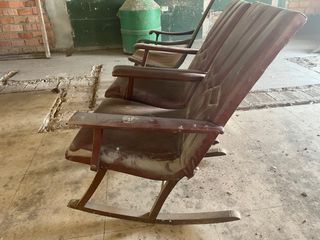 Mecedora antigua de tela y madera 