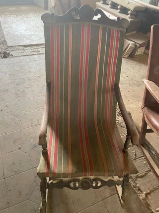 Mecedora antigua de tela y madera 