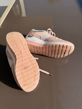 Tenis casuales rosa con detalles plateados