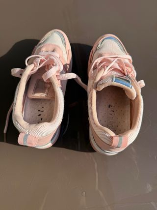 Tenis casuales rosa con detalles plateados