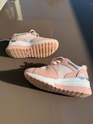 Tenis casuales rosa con detalles plateados