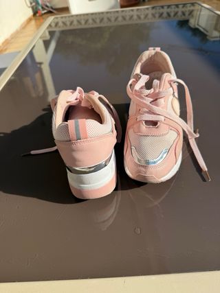 Tenis casuales rosa con detalles plateados