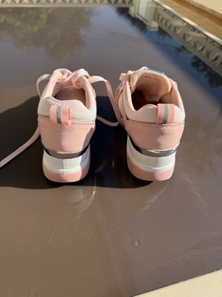 Tenis casuales rosa con detalles plateados