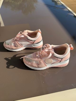 Tenis casuales rosa con detalles plateados