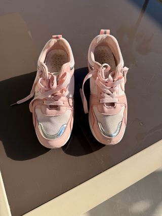 Tenis casuales rosa con detalles plateados