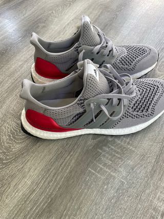 Adidas Ultraboost Grises y Rojas