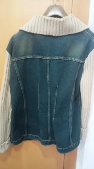 Cazadora vaquera con mangas de punto