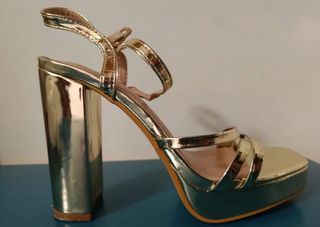 Zapato de tacón dorado