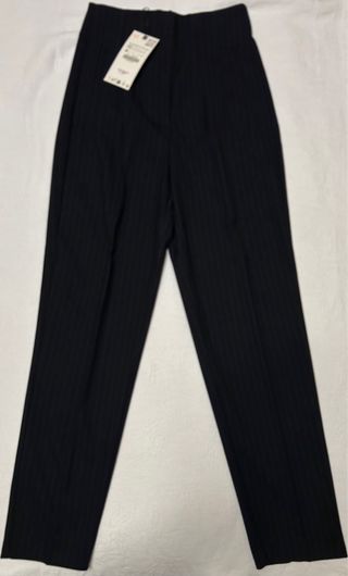Pantalón azul marino con rayas blancas