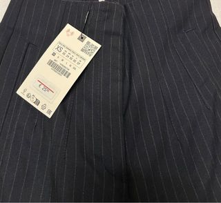 Pantalón azul marino con rayas blancas