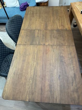 Mesa de comedor de madera de nogal