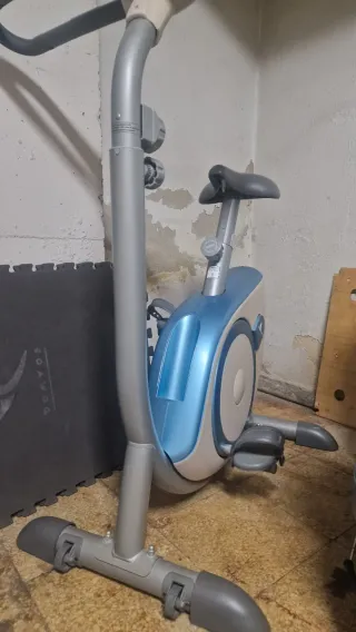 Bicicleta estática azul y gris
