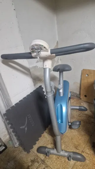 Bicicleta estática azul y gris