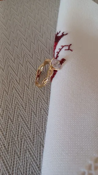 Anillo bañado en oro 14k con circonita