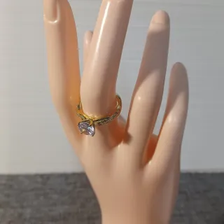 Anillo bañado en oro 14k con circonita