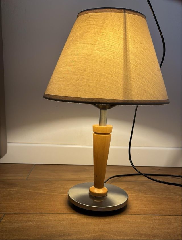 Lampada da tavolo in tessuto, metallo e legno
