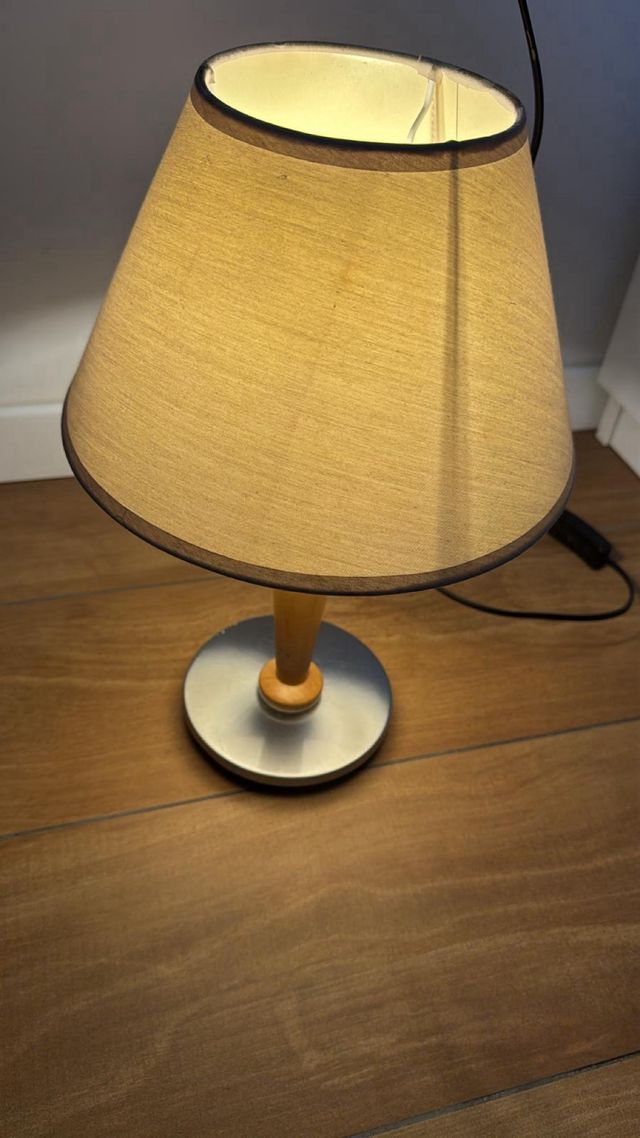 Lampada da tavolo in tessuto, metallo e legno
