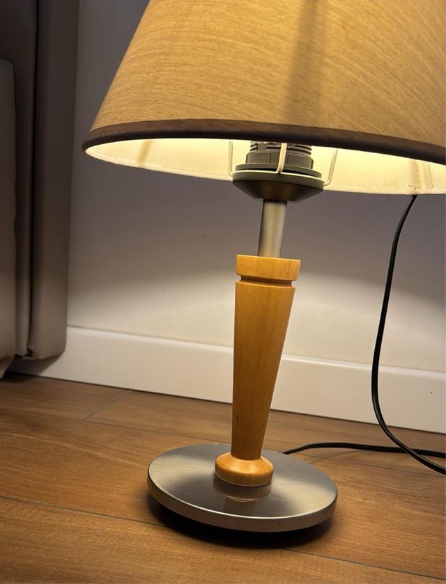 Lampada da tavolo in tessuto, metallo e legno
