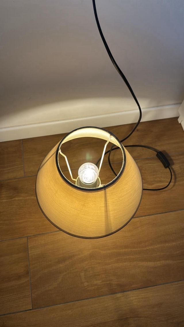 Lampada da tavolo in tessuto, metallo e legno
