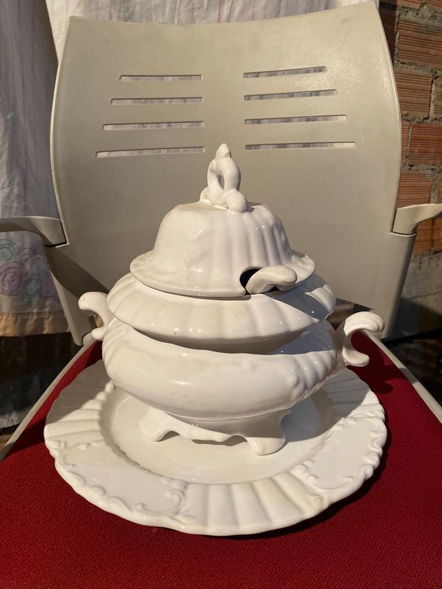 Sopera de cerámica blanca con tapa