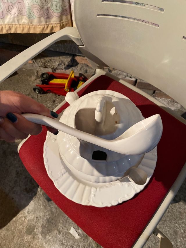 Sopera de cerámica blanca con tapa