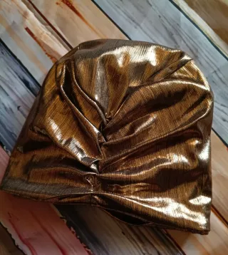 Turbante dorado brillante nuevo