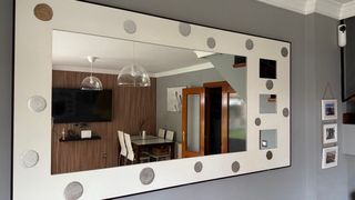 Espejo decorativo blanco y plateado