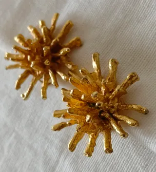 Pendientes Clip Brutalistas Linda Hattab Dorados 