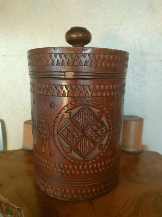 Antico barattolo cilindrico in legno intagliato