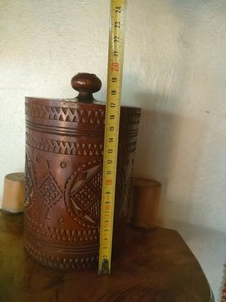 Antico barattolo cilindrico in legno intagliato