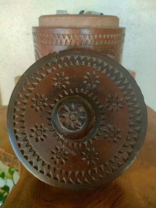 Antico barattolo cilindrico in legno intagliato