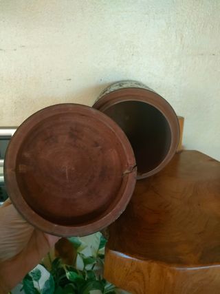 Antico barattolo cilindrico in legno intagliato