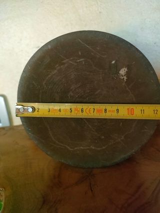 Antico barattolo cilindrico in legno intagliato