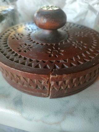 Antico barattolo cilindrico in legno intagliato