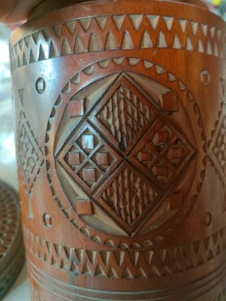 Antico barattolo cilindrico in legno intagliato