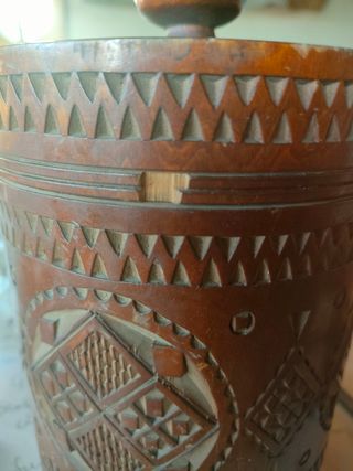 Antico barattolo cilindrico in legno intagliato