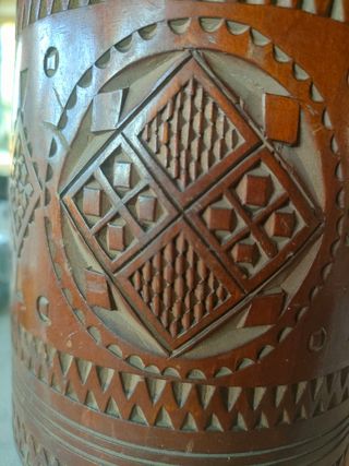 Antico barattolo cilindrico in legno intagliato