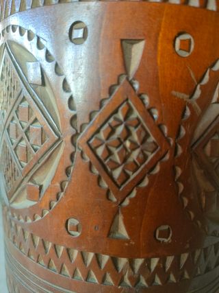 Antico barattolo cilindrico in legno intagliato