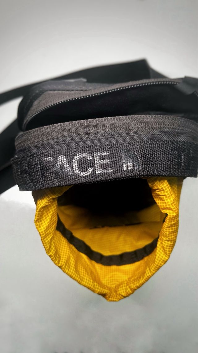 Bandolera The North Face amarilla y negra