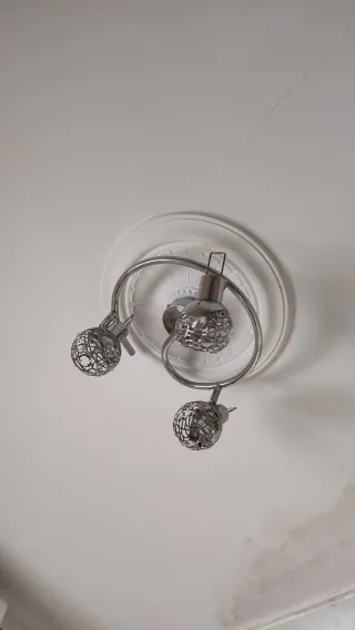 Lámpara de techo plateada con 3 focos