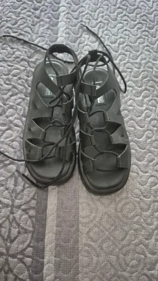 Sandalias negras con cordones