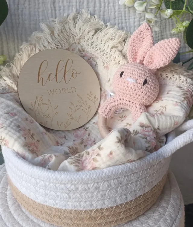 Cesta regalo bebé: Manta muselina, sonajero...