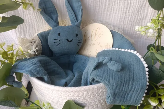 Cesta regalo bebé: Manta muselina, sonajero...